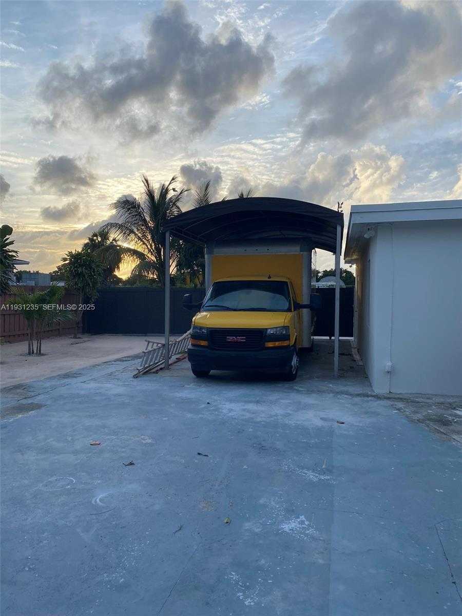 Small Image of 10529 NORTH WEST 37TH AVE, Miami Number 17