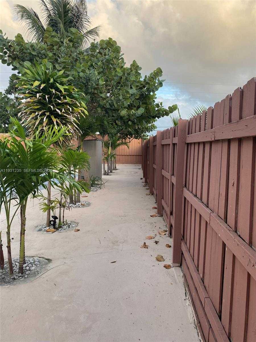Small Image of 10529 NORTH WEST 37TH AVE, Miami Number 18