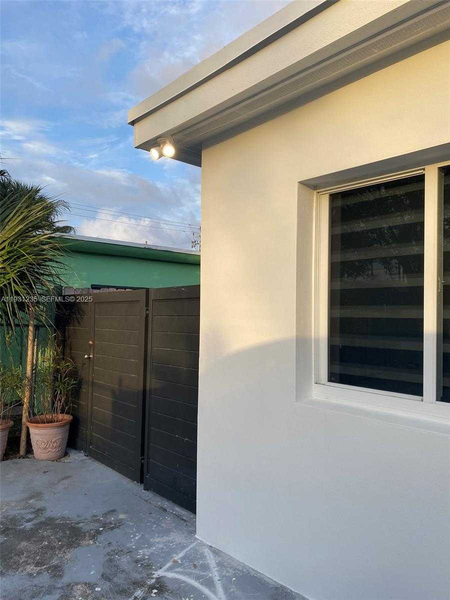 Small Image of 10529 NORTH WEST 37TH AVE, Miami Number 7