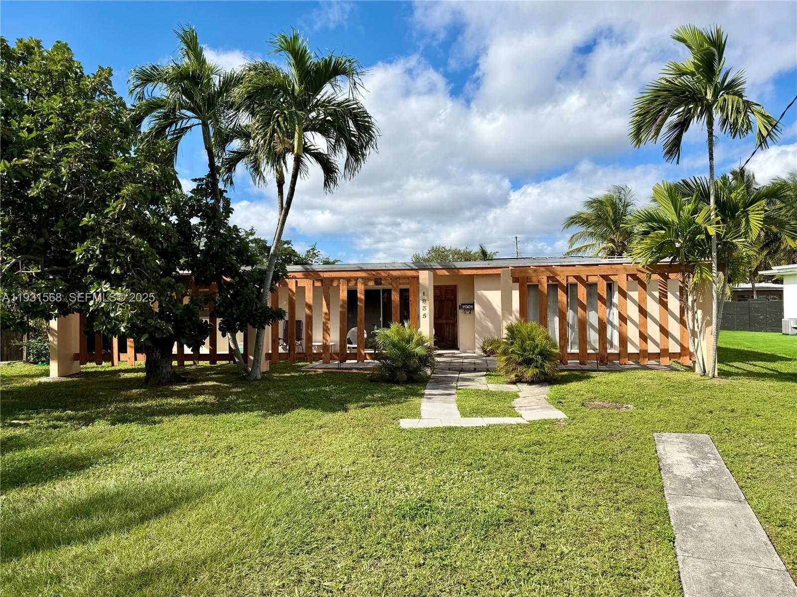 Small Image of 1835 NORTH HIBISCUS DR, North Miami Number 1