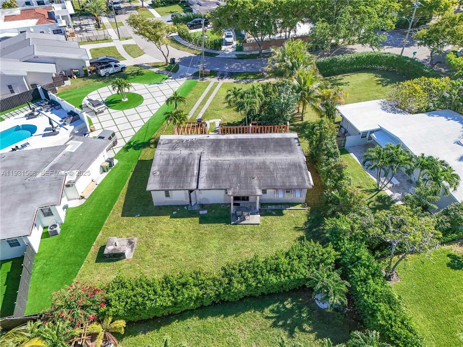 Small Image of 1835 NORTH HIBISCUS DR, North Miami Number 2