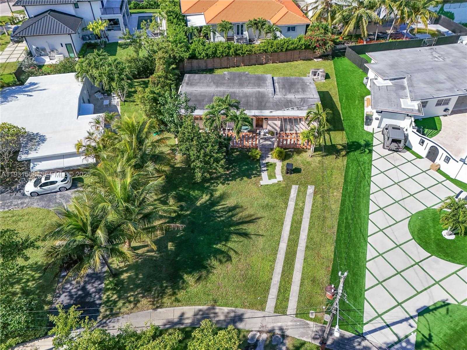 Small Image of 1835 NORTH HIBISCUS DR, North Miami Number 4