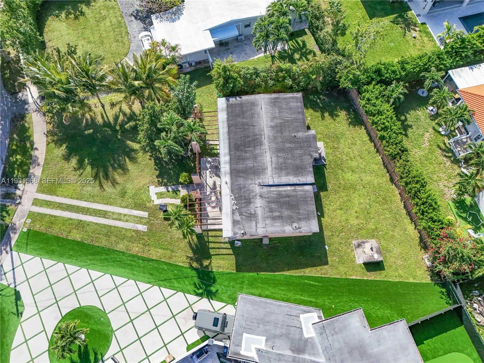 Small Image of 1835 NORTH HIBISCUS DR, North Miami Number 6
