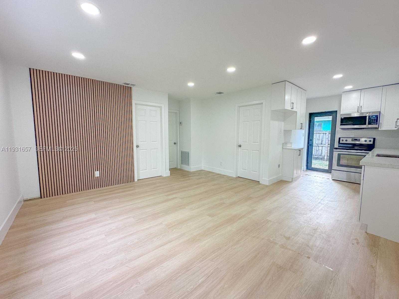 Small Image of 4000 SOUTH WEST 28TH ST, West Park Number 7