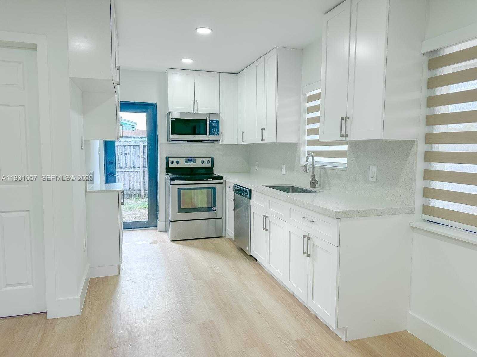 Small Image of 4000 SOUTH WEST 28TH ST, West Park Number 8