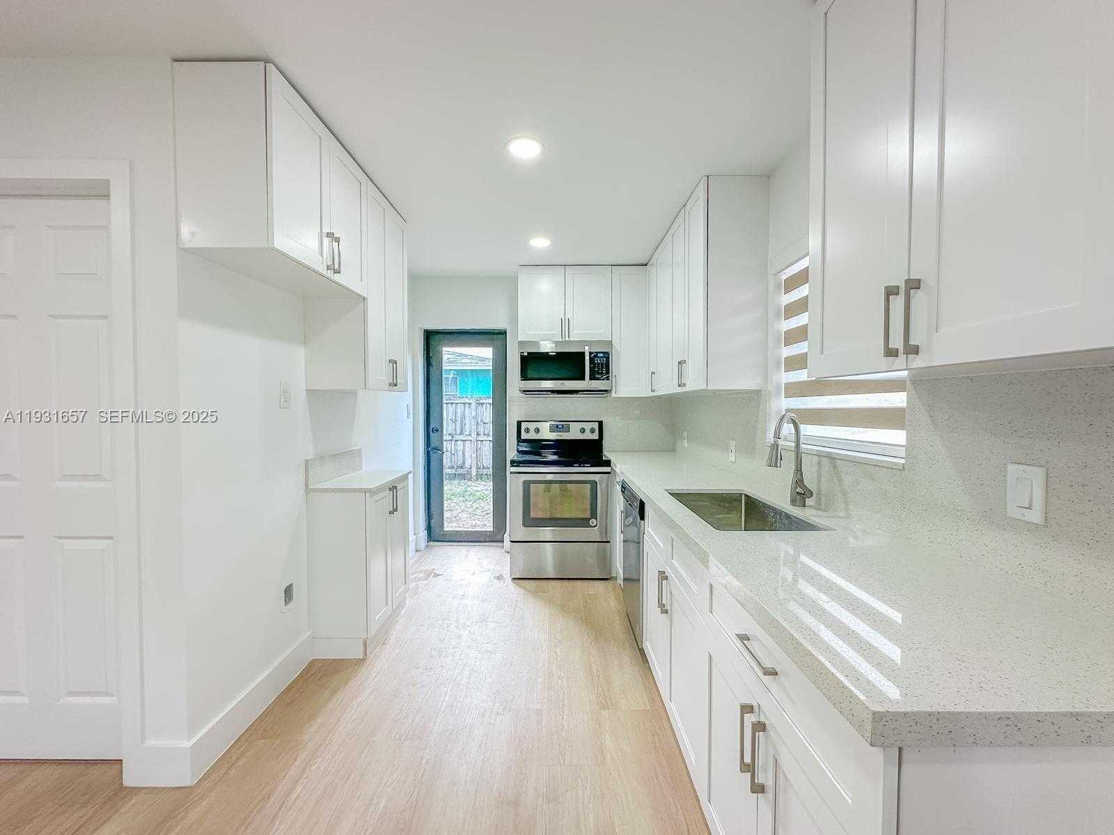 Small Image of 4000 SOUTH WEST 28TH ST, West Park Number 9