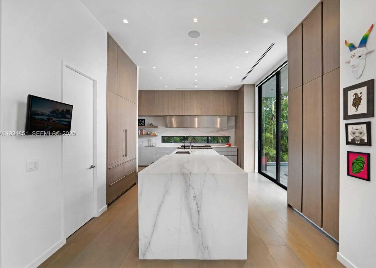 Small Image of 6411 ALLISON RD, Miami Beach Number 44