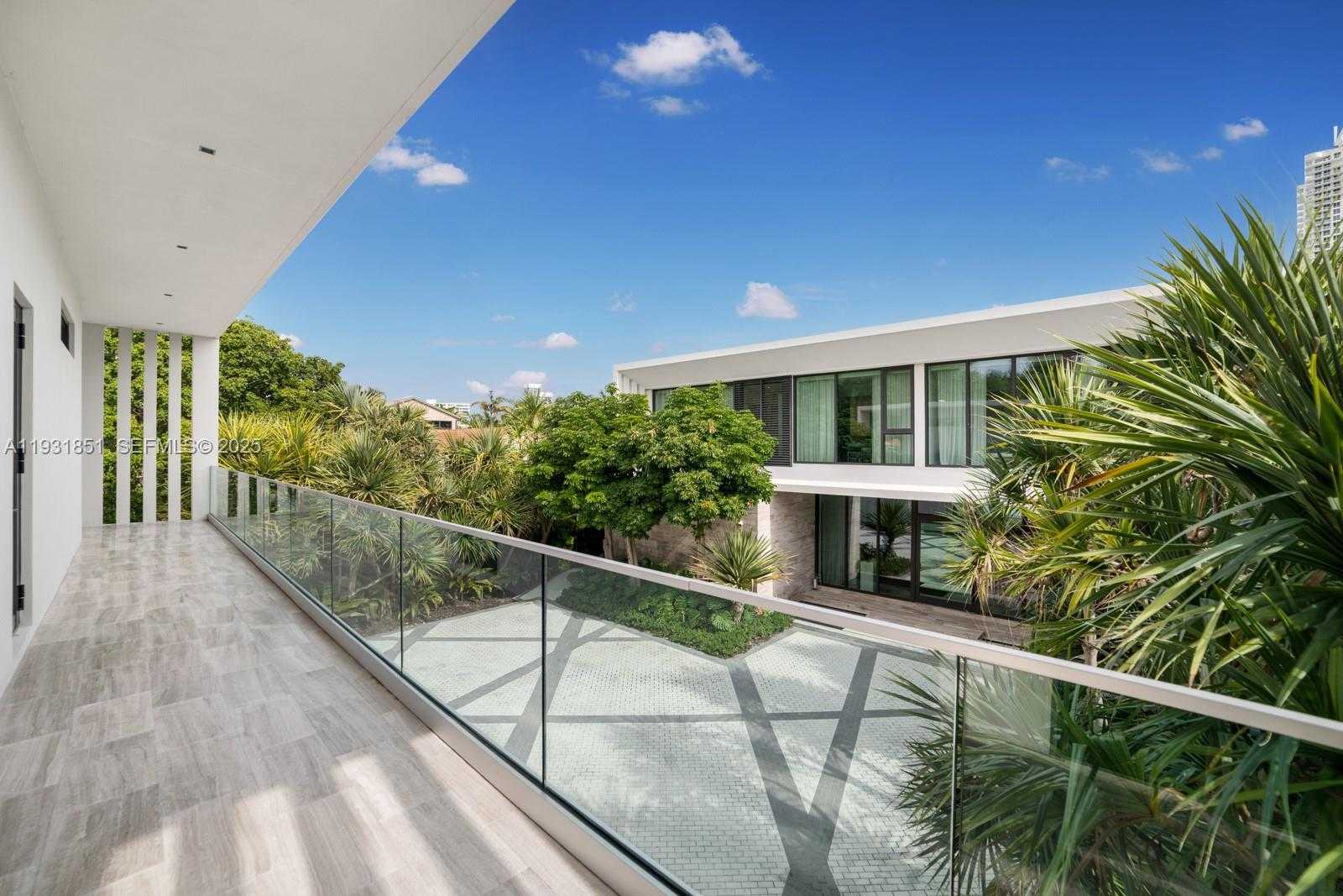 Small Image of 6411 ALLISON RD, Miami Beach Number 53