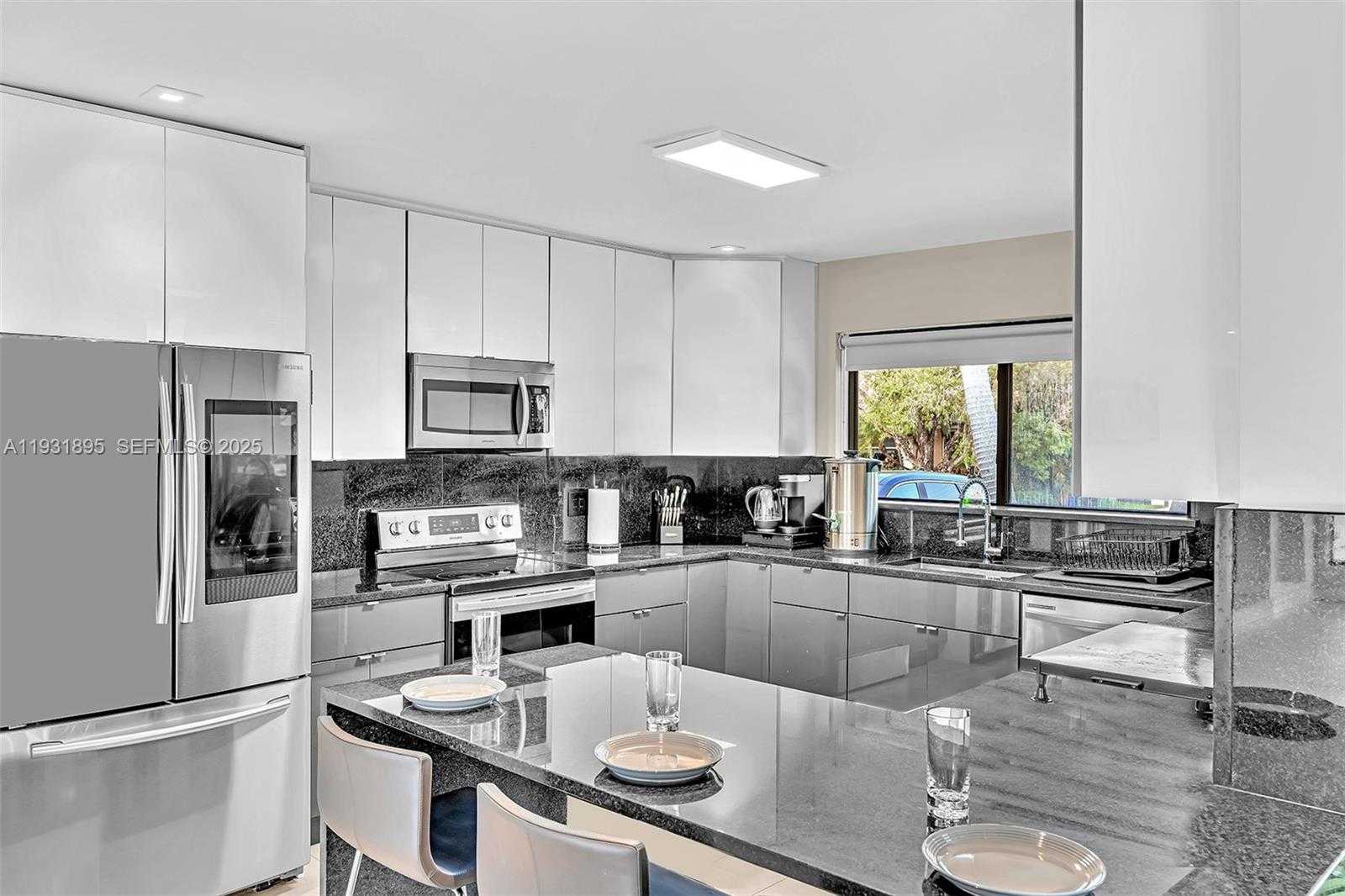 Small Image of 536 HIBISCUS DR, Hallandale Beach Number 12