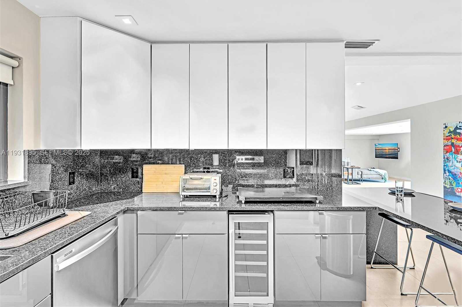 Small Image of 536 HIBISCUS DR, Hallandale Beach Number 13