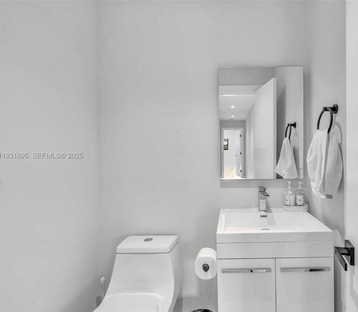Small Image of 536 HIBISCUS DR, Hallandale Beach Number 28