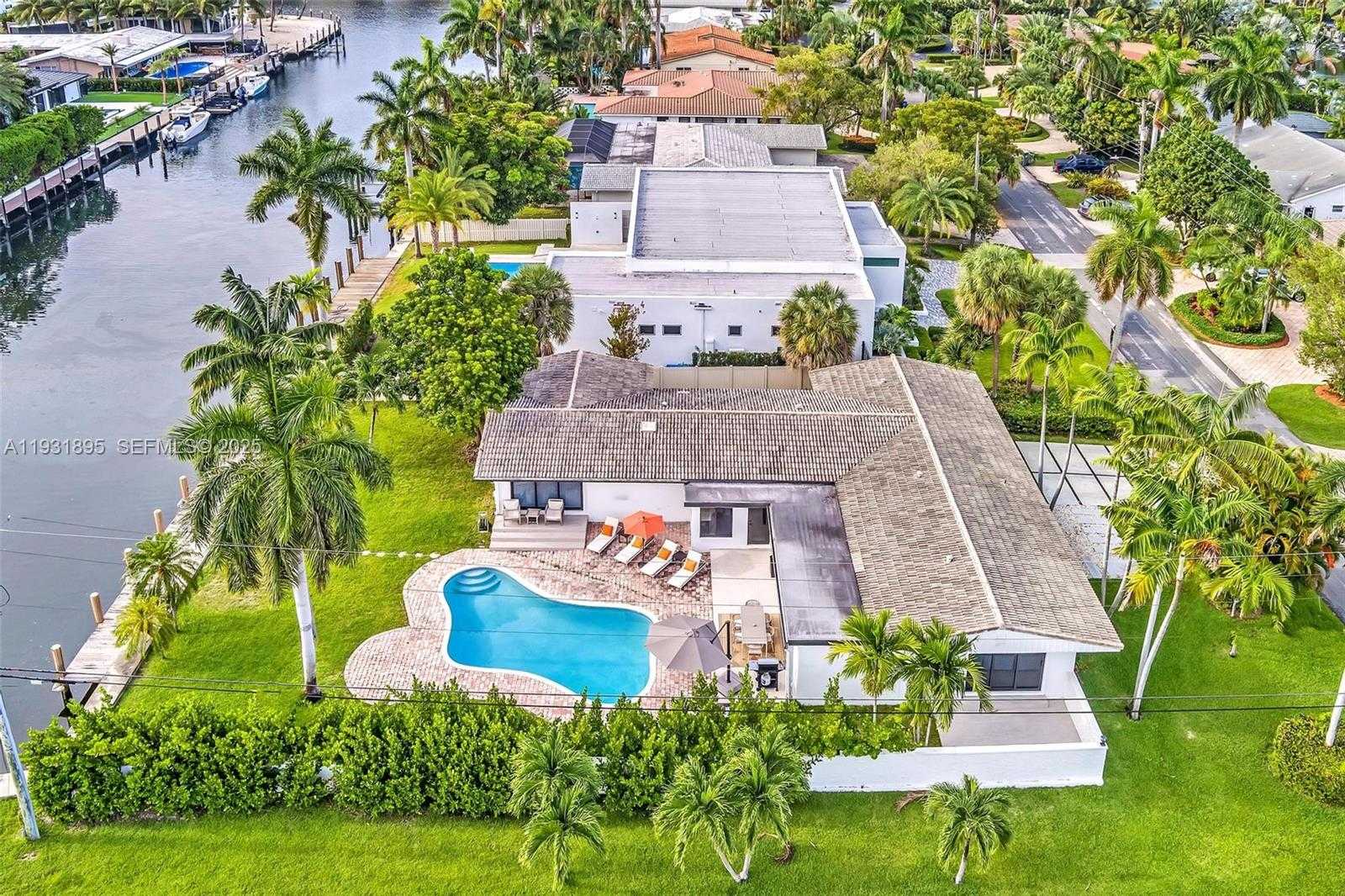 Small Image of 536 HIBISCUS DR, Hallandale Beach Number 3
