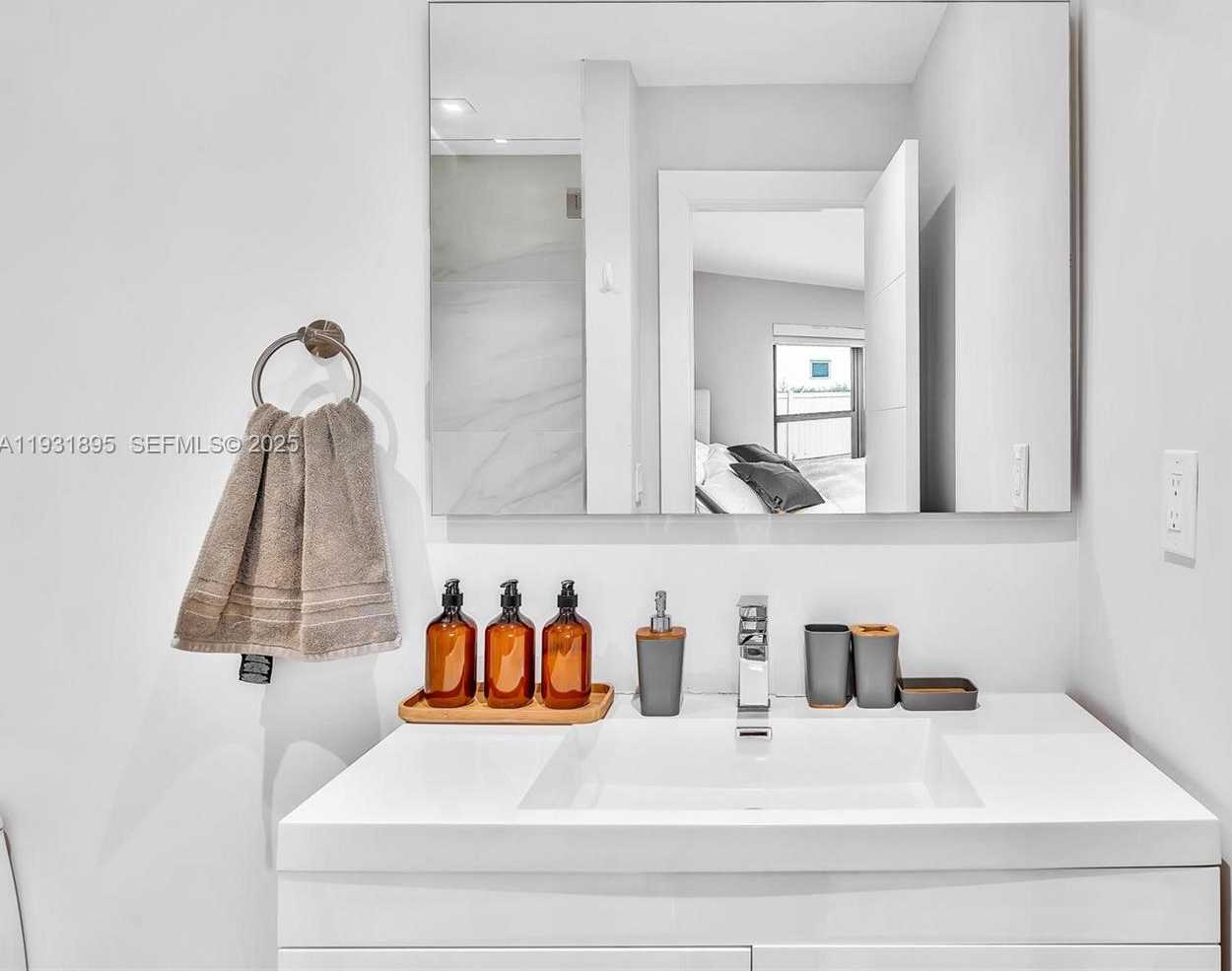 Small Image of 536 HIBISCUS DR, Hallandale Beach Number 30