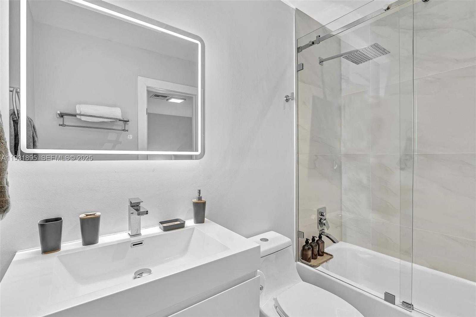 Small Image of 536 HIBISCUS DR, Hallandale Beach Number 36