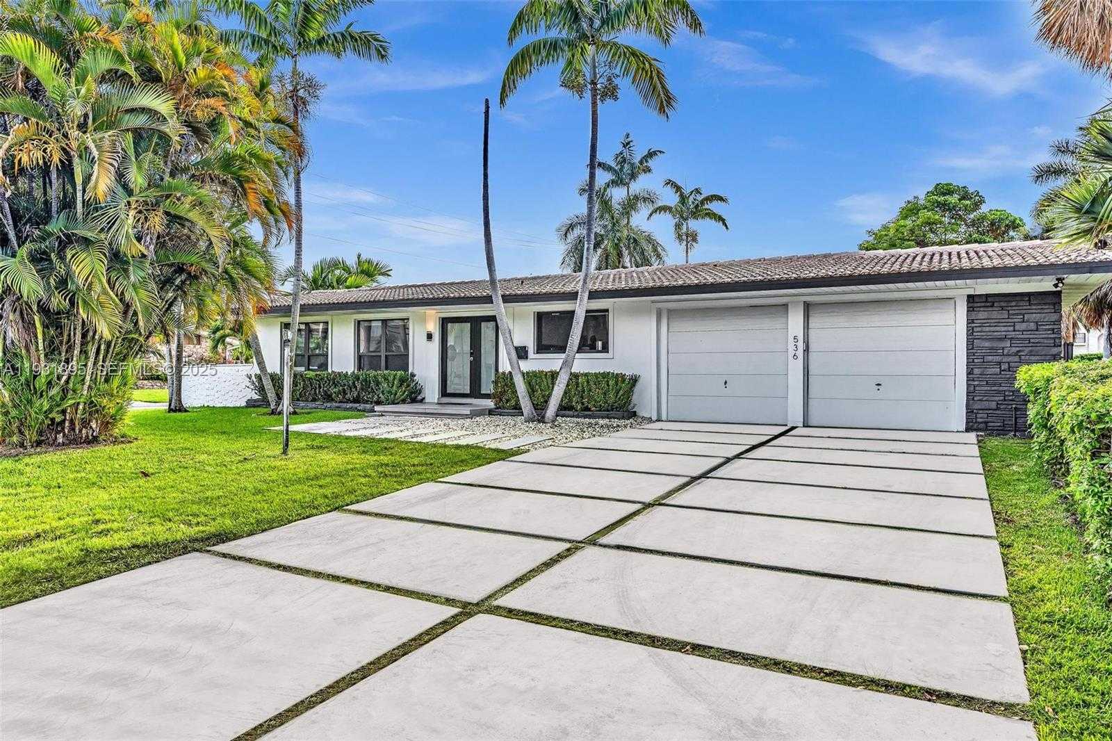 Small Image of 536 HIBISCUS DR, Hallandale Beach Number 5