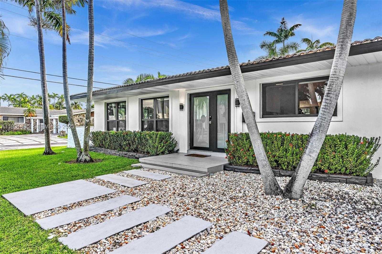 Small Image of 536 HIBISCUS DR, Hallandale Beach Number 6