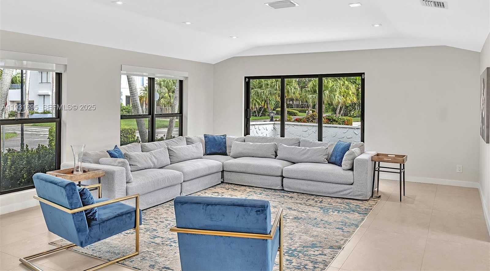 Small Image of 536 HIBISCUS DR, Hallandale Beach Number 8