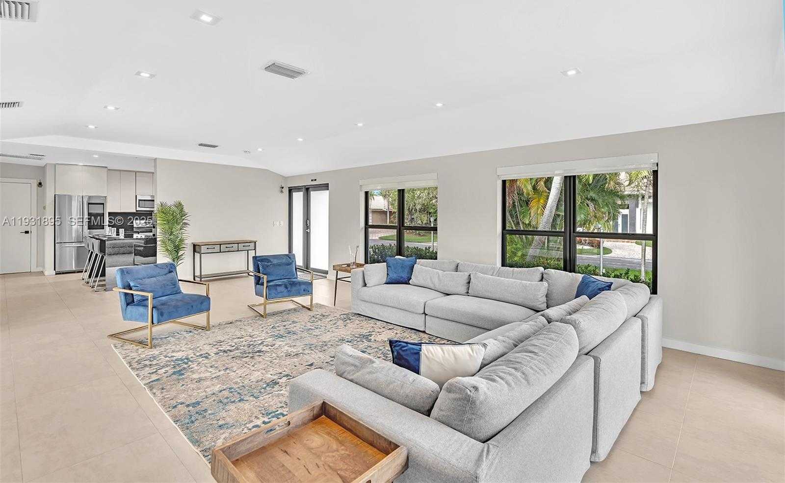 Small Image of 536 HIBISCUS DR, Hallandale Beach Number 9