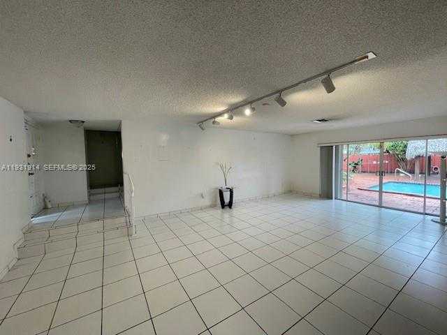 Small Image of Miami Number 12