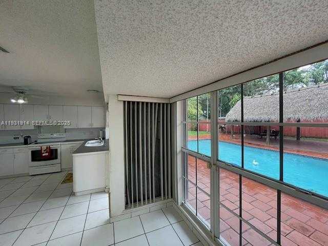 Small Image of Miami Number 16