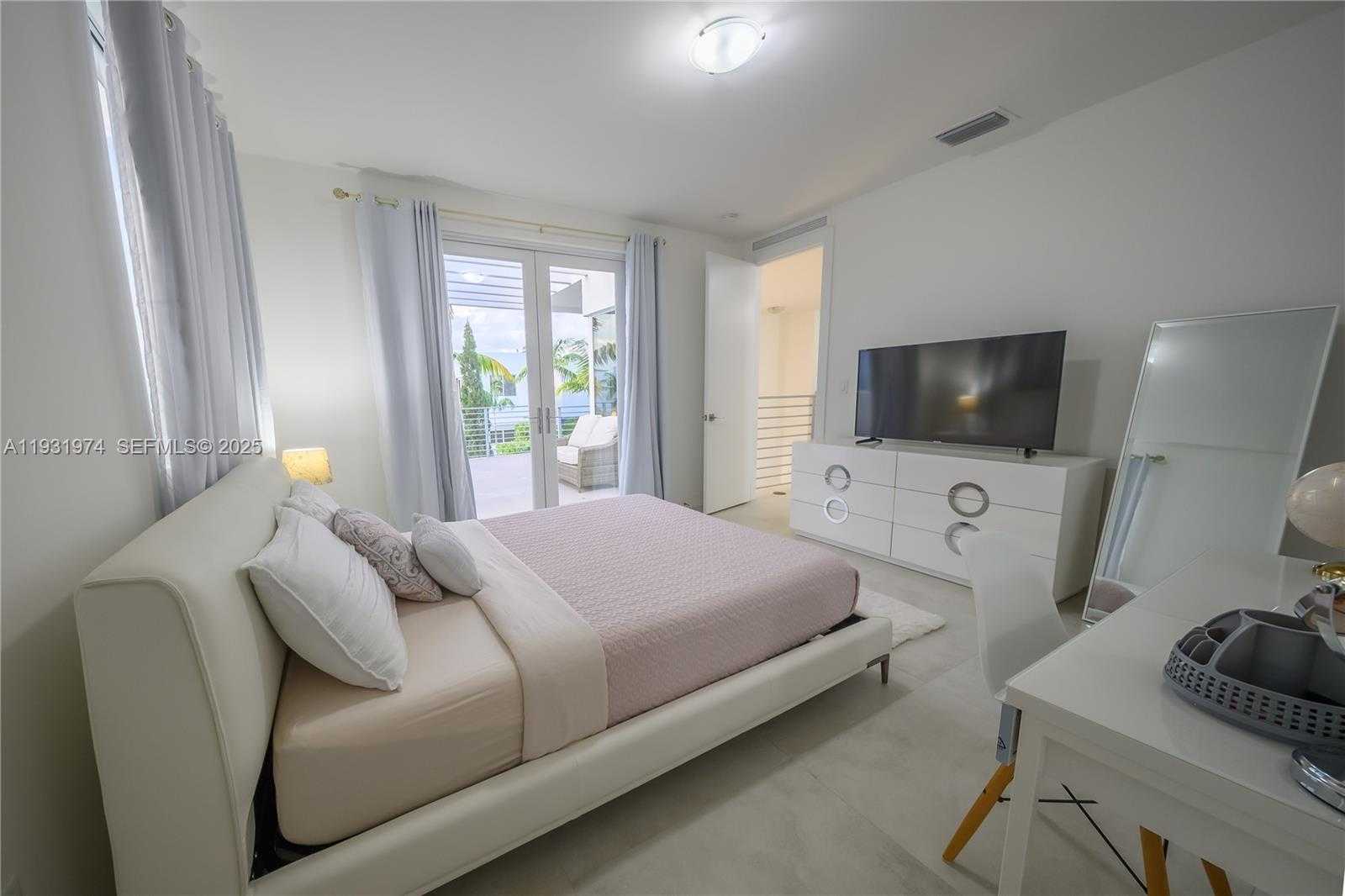 Small Image of 10126 NORTH WEST 76TH TER, Doral Number 23