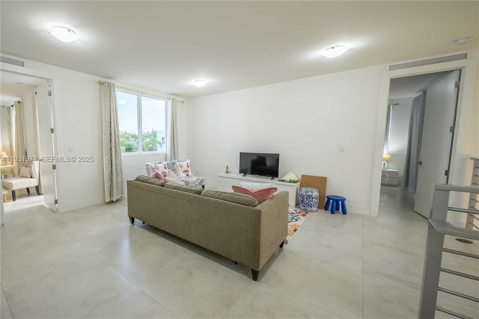 Small Image of 10126 NORTH WEST 76TH TER, Doral Number 38