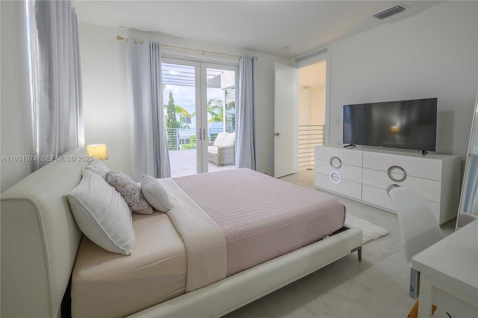 Small Image of 10126 NORTH WEST 76TH TER, Doral Number 40