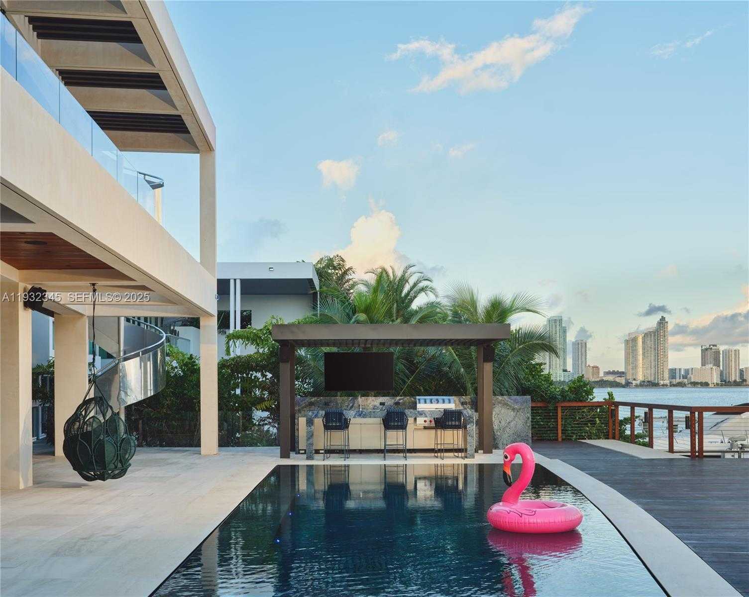 Small Image of 1413 NORTH VENETIAN WAY, Miami Number 15