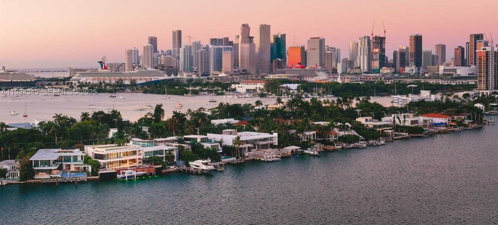 Small Image of 1413 NORTH VENETIAN WAY, Miami Number 9