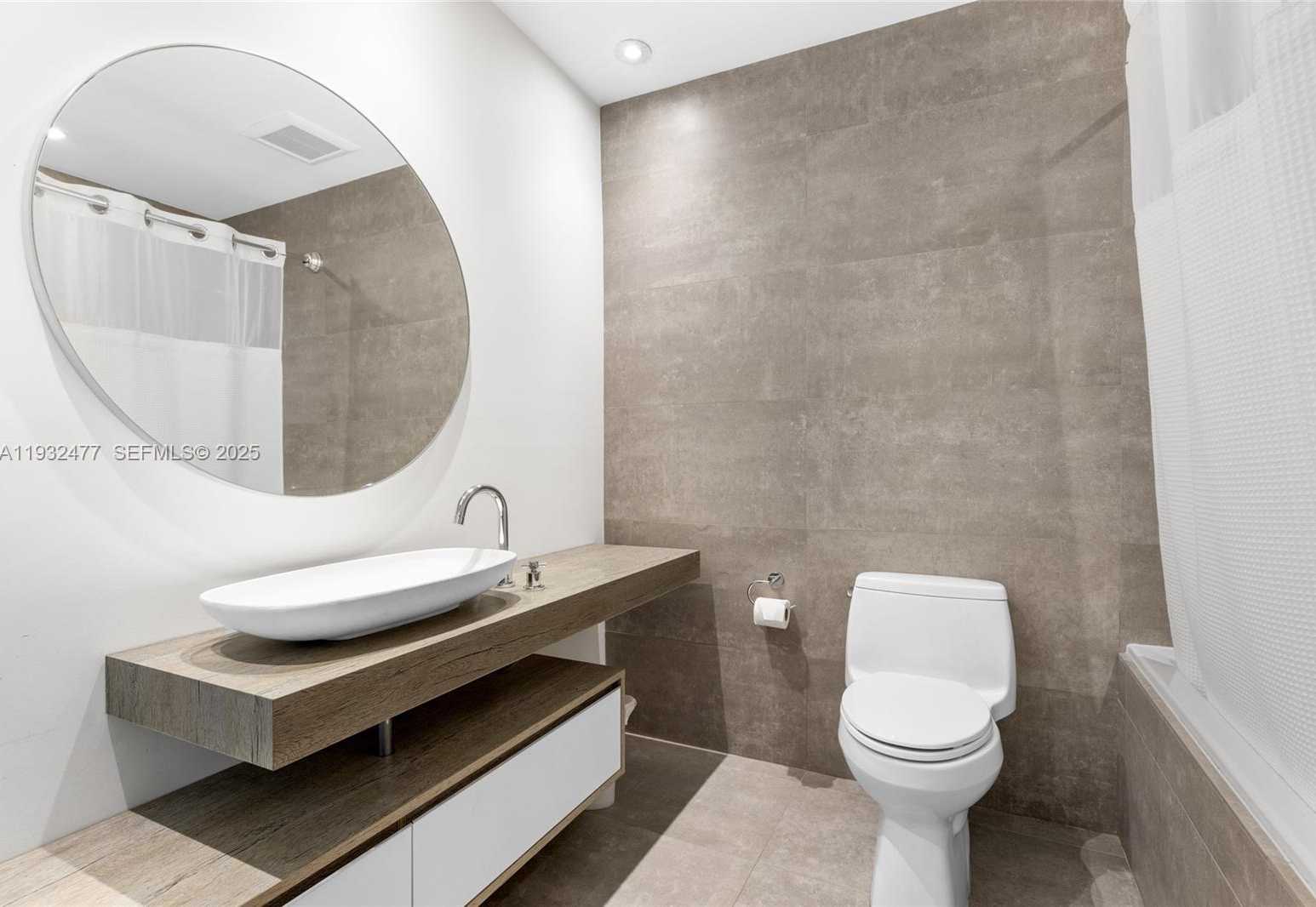 Small Image of 6420 PINETREE DRIVE CIR, Miami Beach Number 21