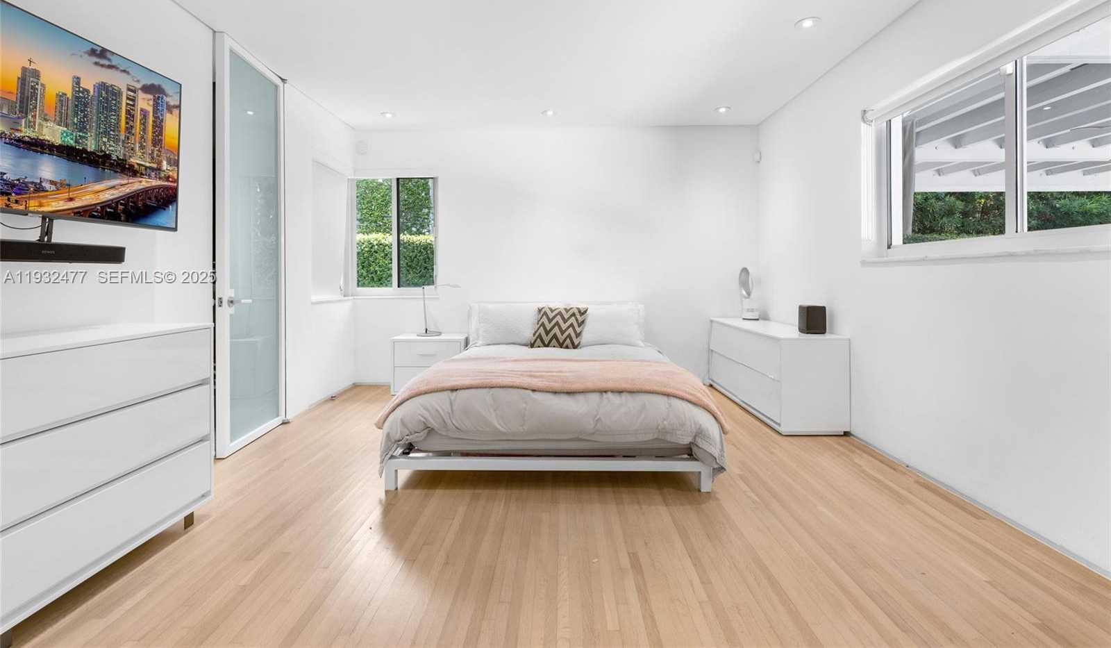 Small Image of 6420 PINETREE DRIVE CIR, Miami Beach Number 24