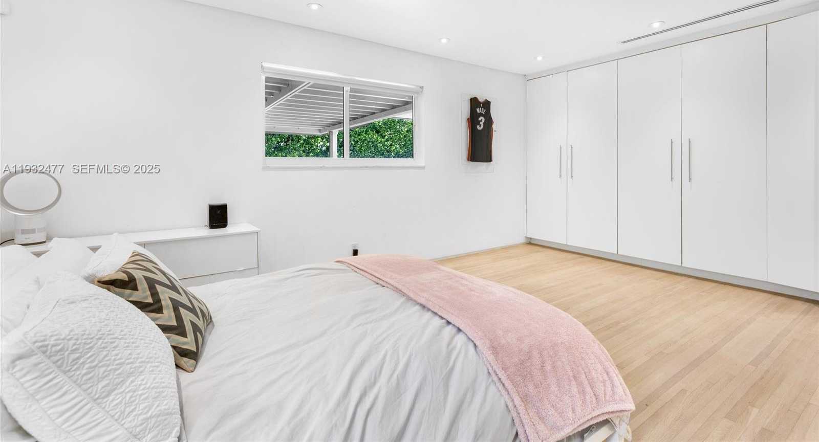 Small Image of 6420 PINETREE DRIVE CIR, Miami Beach Number 25