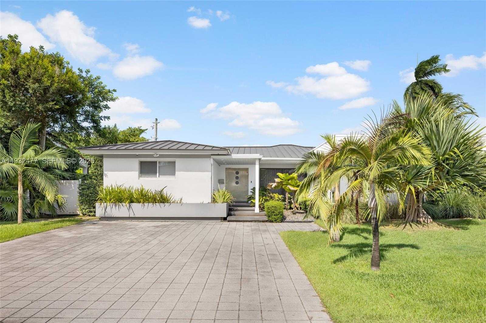Small Image of 6420 PINETREE DRIVE CIR, Miami Beach Number 3