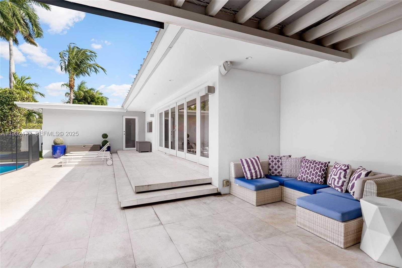 Small Image of 6420 PINETREE DRIVE CIR, Miami Beach Number 31