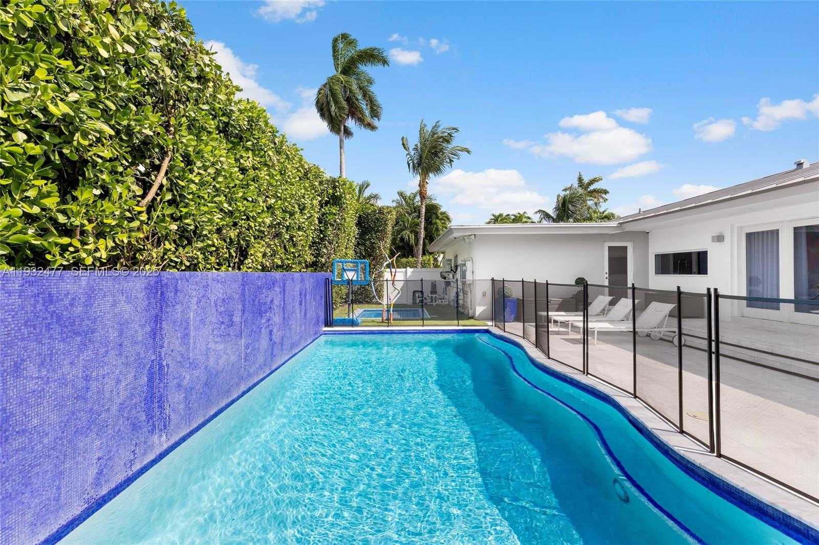 Small Image of 6420 PINETREE DRIVE CIR, Miami Beach Number 33