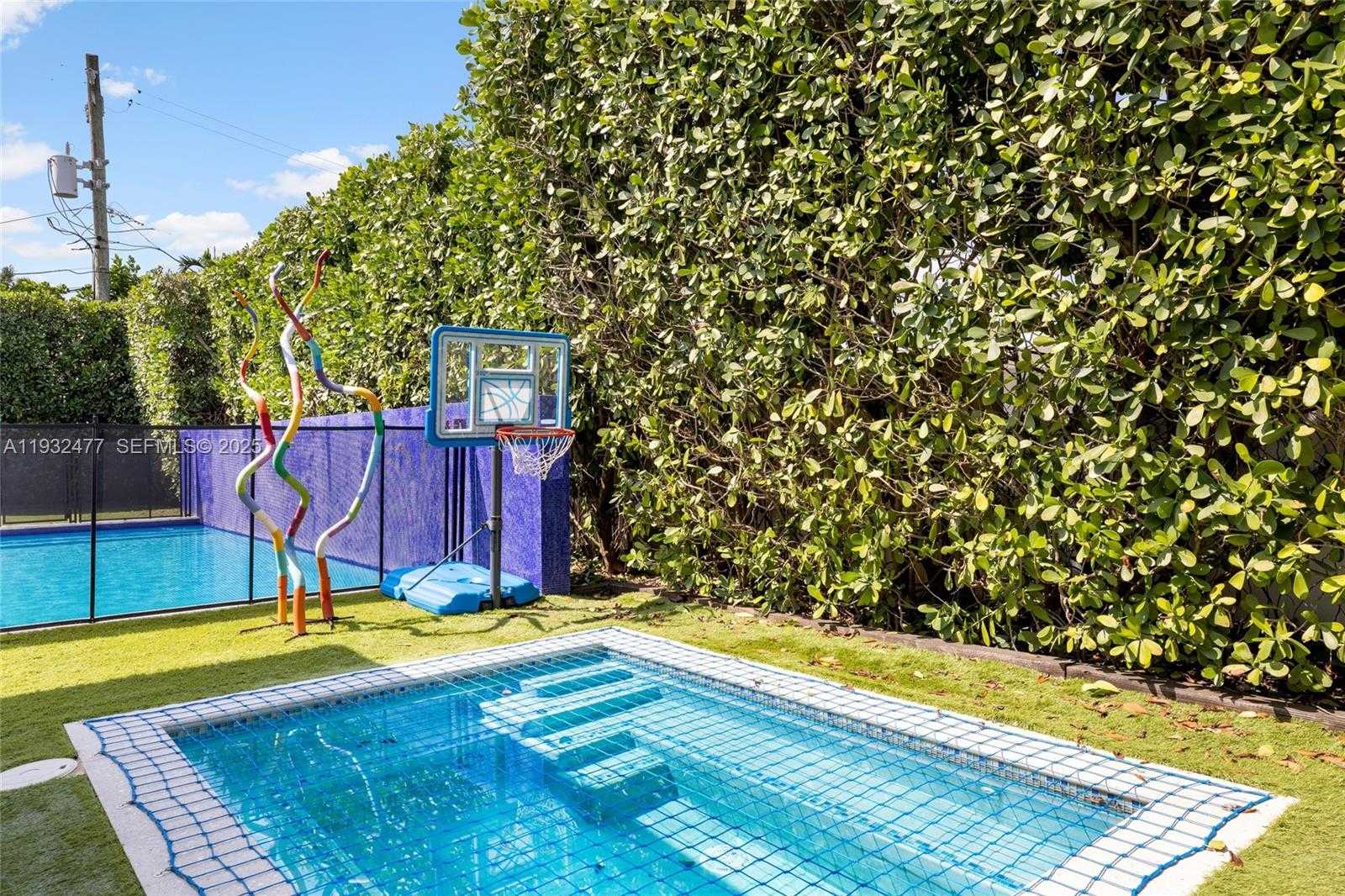 Small Image of 6420 PINETREE DRIVE CIR, Miami Beach Number 35