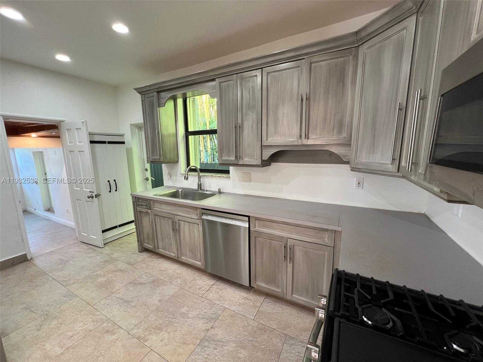 Small Image of 4575 POST AVE, Miami Beach Number 27