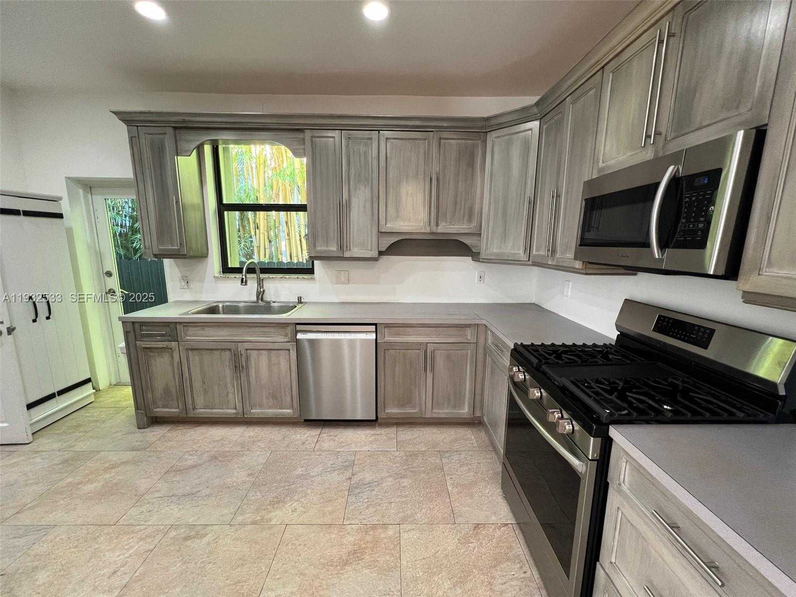 Small Image of 4575 POST AVE, Miami Beach Number 29