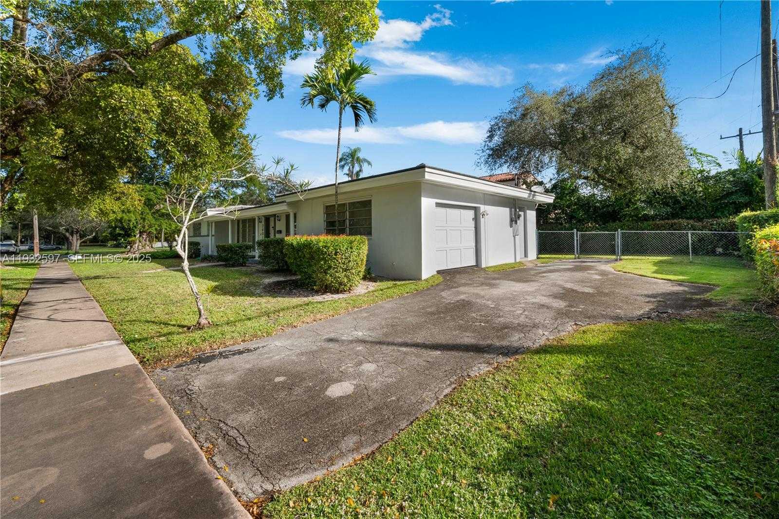 Small Image of 2601 CORDOVA ST, Coral Gables Number 4