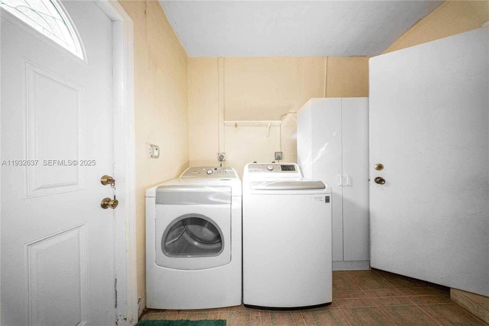 Small Image of 10900 SOUTH WEST 90TH AVE, Miami Number 32