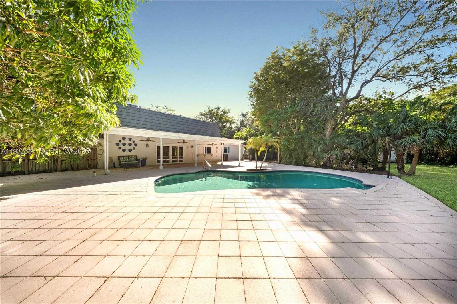 Small Image of 10900 SOUTH WEST 90TH AVE, Miami Number 37