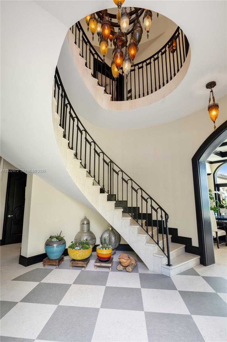 Small Image of 10330 WEST BROADVIEW DR, Bay Harbor Islands Number 4