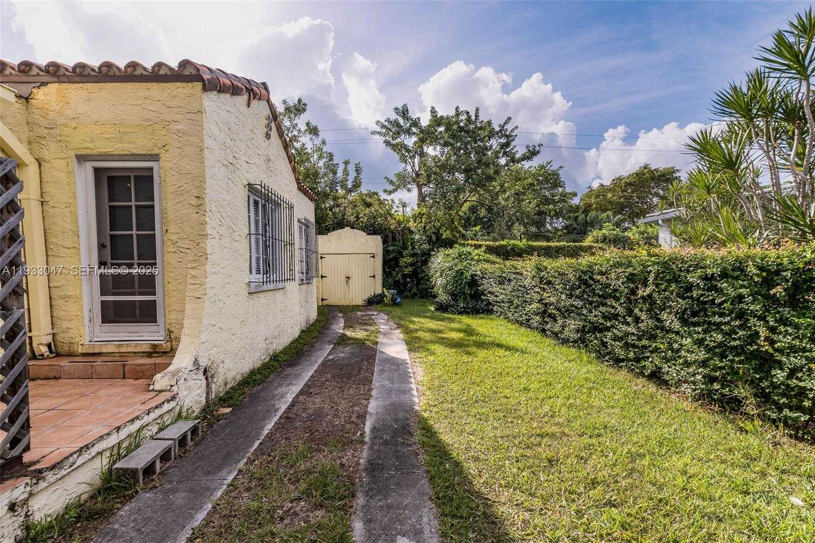 Small Image of 222 ROMANO AVE, Coral Gables Number 16