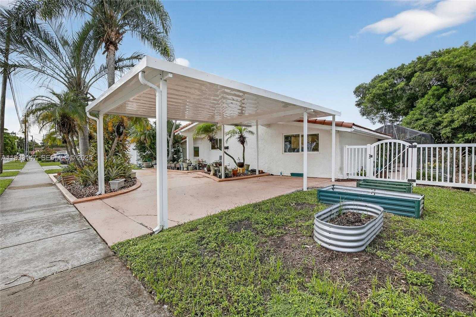 Small Image of 2500 NORTH EAST 209TH TER, Miami Number 17