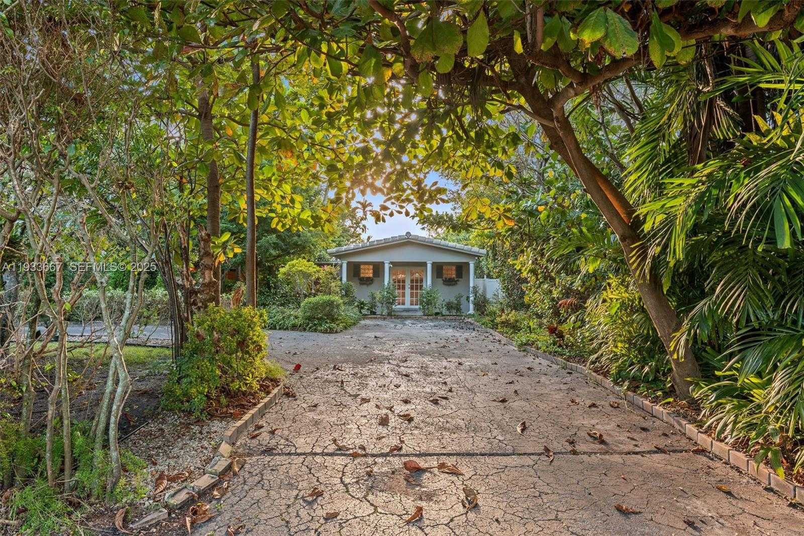 Small Image of 11770 GRIFFING BLVD, Biscayne Park Number 1