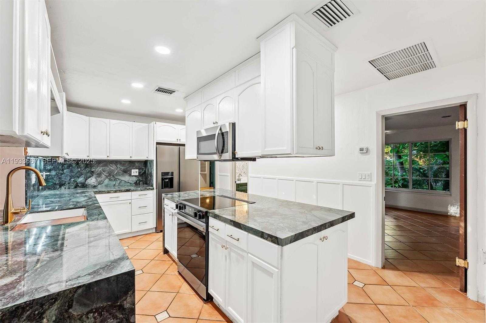 Small Image of 11770 GRIFFING BLVD, Biscayne Park Number 9