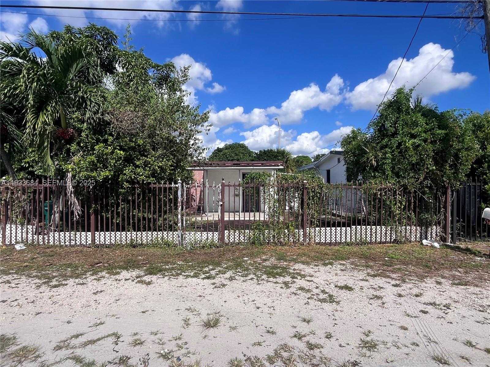 Small Image of 3271 NORTH WEST 102ND ST, Miami Number 2