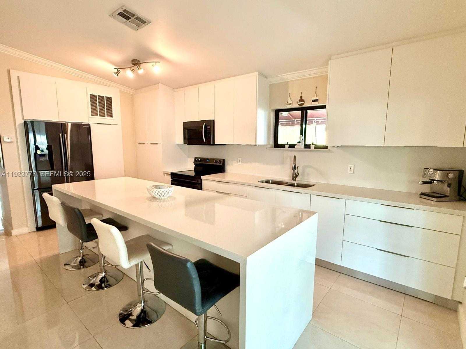 Small Image of 7185 WEST 30TH LN, Hialeah Number 4