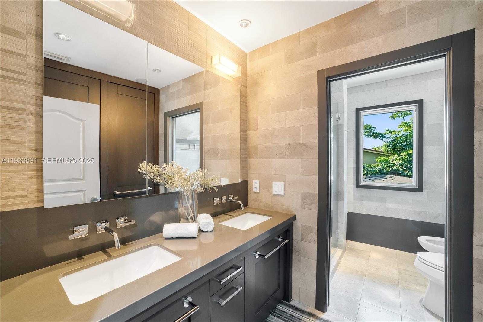 Small Image of 5077 NORTH BAY RD, Miami Beach Number 21