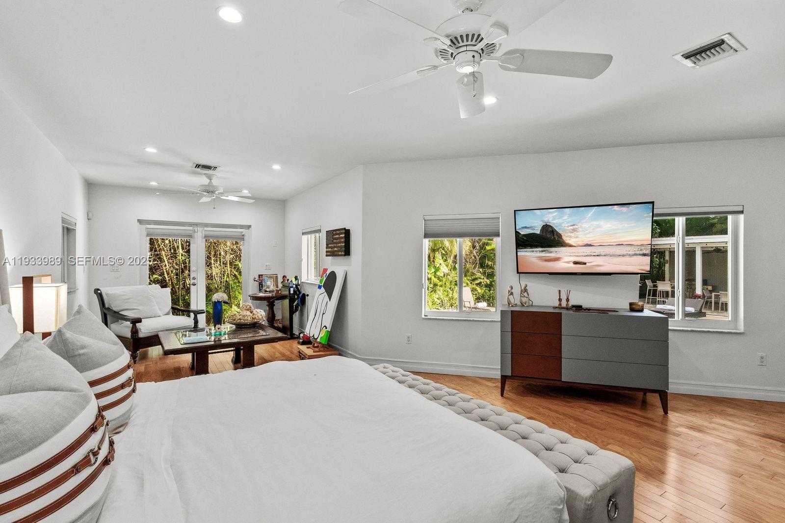 Small Image of 6511 RIVIERA DR, Coral Gables Number 13